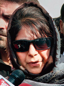 বাজপেয়ীর প্রশংসা, বিজেপির কাছে আসার ইঙ্গিত মেহবুবার