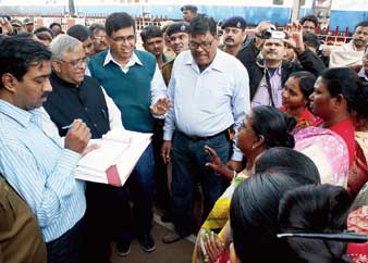 রেলের নিরাপত্তা খুঁটিয়ে দেখলেন জিএম