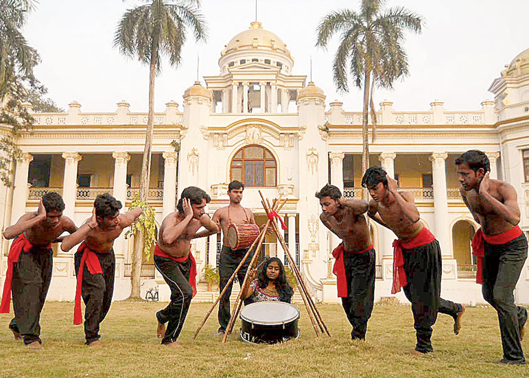 নাটকের আঁতুড়ঘরে আজ ব্রাত্য নাট্যচর্চা 