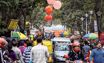 দুর্গাপুর সিটি সেন্টারে একটি পার্কের সামনে। ছবি: বিশ্বনাথ মশান।