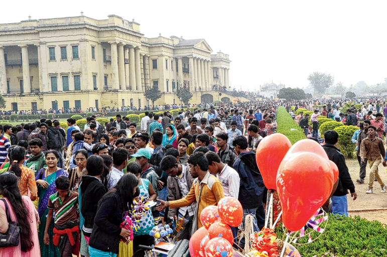 হাজার ঝক্কি সত্ত্বেও পিকনিক, পর্যটনে ভিড় 