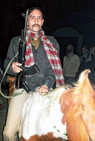 বাস্তবের ‘শোলে’, ঘোড়া ছুটিয়ে ডাকাত ধরল পুলিশ