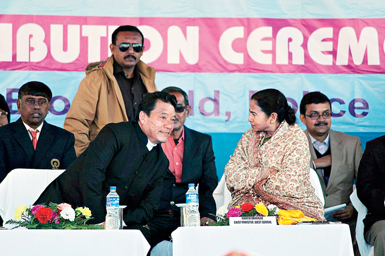 দূরত্ব বজায় রেখেই পাশাপাশি