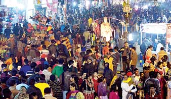 ছন্নছাড়া ভাব কাটিয়ে জমে উঠল মেলা