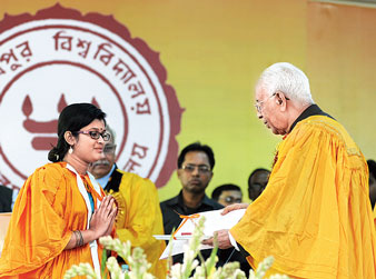 প্রতিবাদ। সমাবর্তনে গীতশ্রী সরকার ও আচার্য কেশরনাথ ত্রিপাঠী।