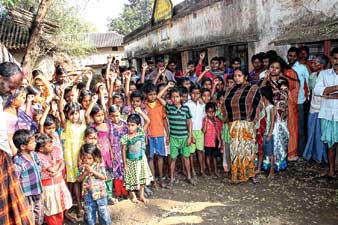 ঝাড়গ্রামের শ্যামসুন্দরপুর প্রাথমিক বিদ্যালয়ে চলছে বিক্ষোভ। —নিজস্ব চিত্র।