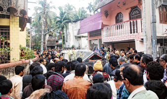 মারণ ঘরে কীসের গন্ধ, সংশয়ে পুলিশ