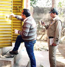 বাড়িতে লোহার শাবল পেল পুলিশ, ধোঁয়াশা