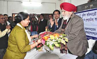 বিজেপি সাংসদকে বরণ তৃণমূল নেতাদের