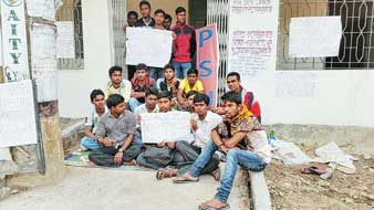 প্রবেশে নিষেধাজ্ঞা, অনশনে গোসাবার কলেজের পড়ুয়ারা