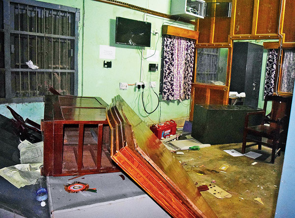 কলেজে ভাঙচুর, ছাত্র সংসদ ভেঙে দেওয়ার নির্দেশ পার্থর