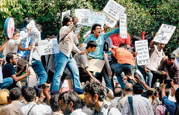 Writers Step Up Protest, 6 More Return Sahitya Akademi Awards