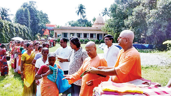 পুজোর মুখে জলপাইগুড়িতে বস্ত্রদান