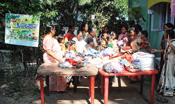 পুজোর মুখে দুঃস্থ বাসিন্দাদের পাশে দুঃস্থ শিশুরা