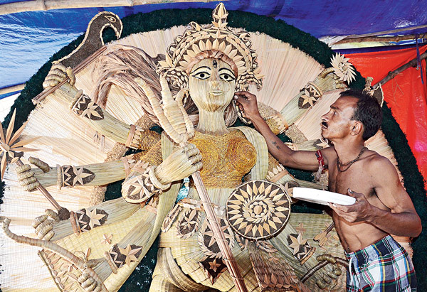 দুর্গার চক্ষুদানে মাকে খুঁজে পান শ্যাম