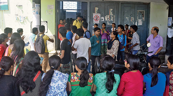 আসতে দেরি, শিক্ষকদের বাধা