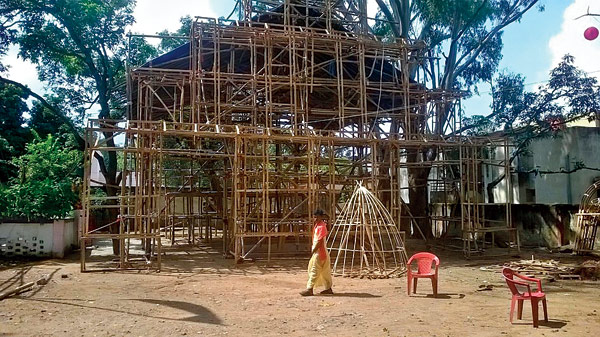 পুজোর প্রস্তুতি। রাঁচির রিনপাসে। — নিজস্ব চিত্র।