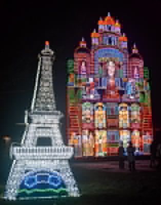 আমরা সবাই ক্লাবের আলোকসজ্জা।