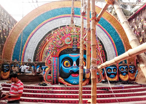ছৌ মুখোশে সাজছে কলকাতার মণ্ডপ