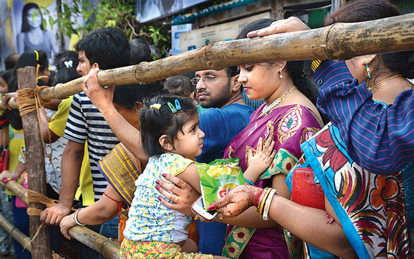 বাচ্চাটা হাত ধরে টানছে, সেই দিকে হাঁটছি