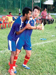 প্র্যাকটিসে লাল হলুদ