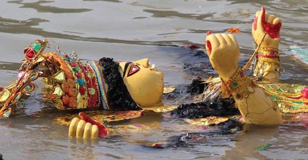 মা-র একটা শাড়ি ছিল না?