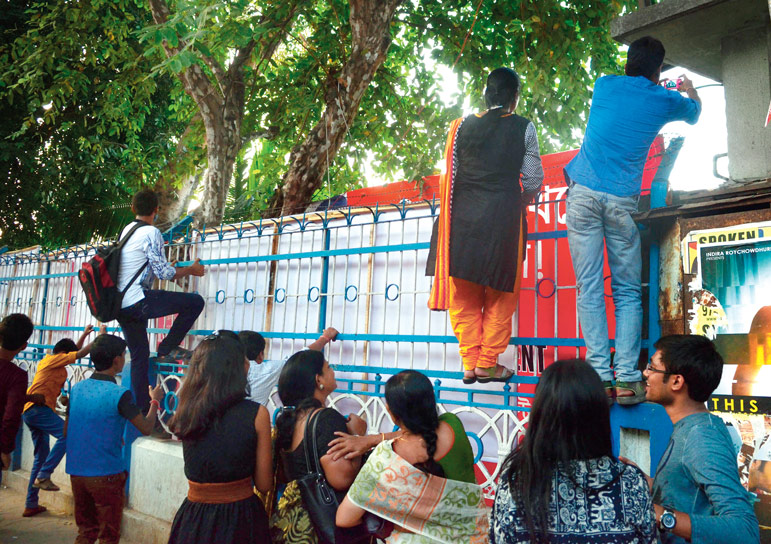 কোর্টের নির্দেশ না-মেনে কাঠগড়ায় পুলিশ, পুরসভা