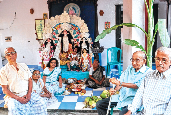 ইলিশ ভাপা, পাবদার ঝাল বৃদ্ধাশ্রমে পুজোয় রকমারি মেনু 