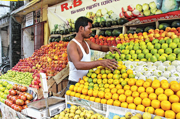 লক্ষ্মীর আরাধনা করতে গিয়ে হাত পুড়ছে গৃহস্থের