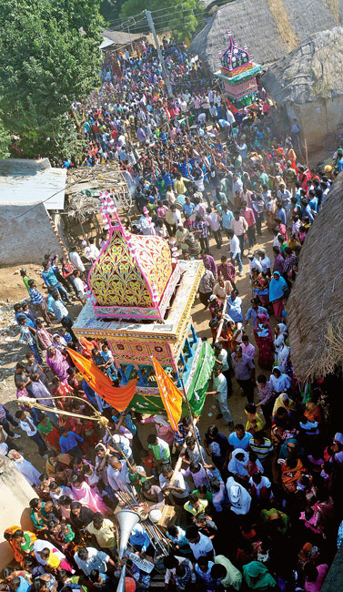 তাজিয়া নিয়ে পথে। —নিজস্ব চিত্র।