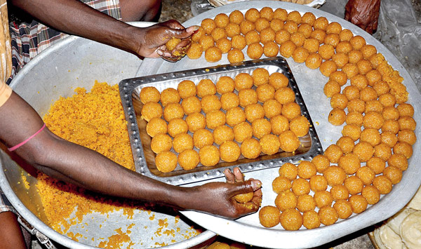 মিষ্টির দামে চোখ কপালে