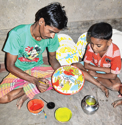 সরায় আঁকা লক্ষ্মী মনে করায় পূর্ব বাংলার রীতি