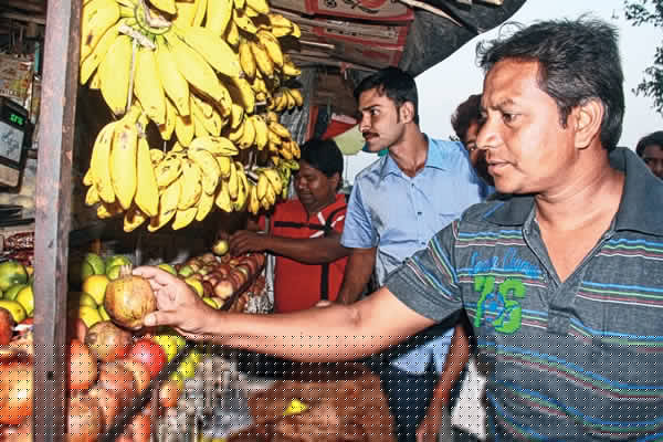 দাম চড়া, ছুটির দিনেও জমল না বাজার
