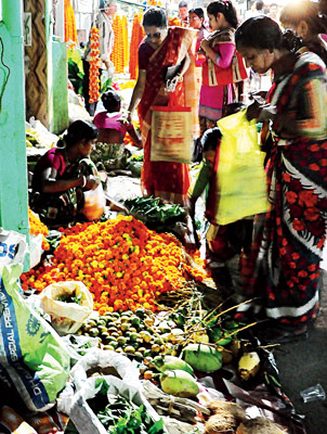 লক্ষ্মীপুজোর জোগাড়ে হাত পুড়ছে মধ্যবিত্তের