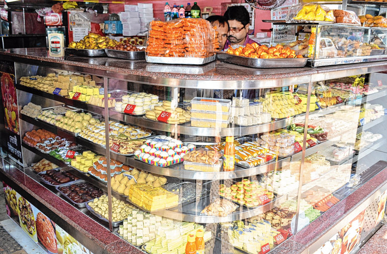 মিহিদানা নয়, বাটার স্কচ সন্দেশ চাইছেন ক্রেতারা