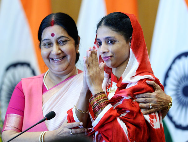 বিদেশমন্ত্রী সুষমা স্বরাজের সঙ্গে গীতা। ছবি: প্রেম সিংহ।