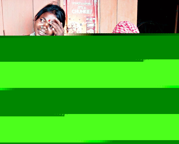 শহরে সুখ ছড়ান ভিক্ষুক দম্পতি