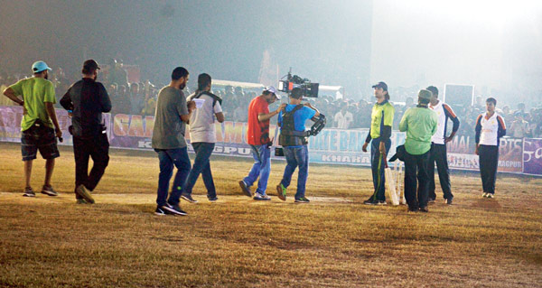 এ বার ফ্রেমবন্দি মাহির ক্রিকেট প্রেম