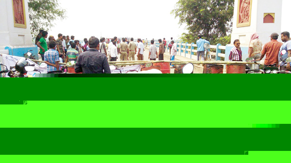 কাজ বন্ধ করে মন্ত্রীর পারাপার