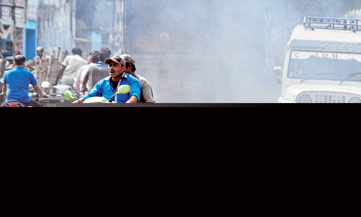 দূষণ-বিধিকে থোড়াই কেয়ার