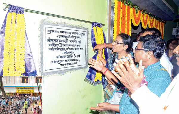 সবংয়ের বুড়াল গ্রাম পঞ্চায়েতের নতুন ভবনের (ইনসেটে) উদ্বোধন করছেন জেলা সভাধিপতি উত্তরা সিংহ। সোমবার। ছবি: রামপ্রসাদ সাউ।