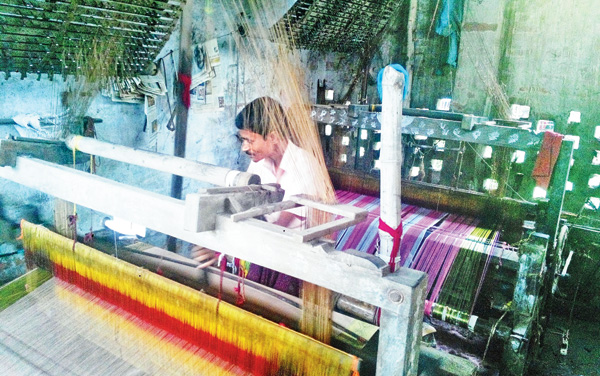 চাহিদা আছে, তবু পুজোর মুখে মন্দা তাঁতশিল্পীদের