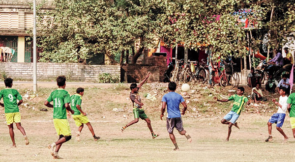 সাঁইথিয়ায় স্মৃতি ফুটবল