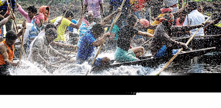 ও পার বাংলার স্মৃতি উস্কে দিতে নৌ-বাইচের টক্কর বাগদার গ্রামে