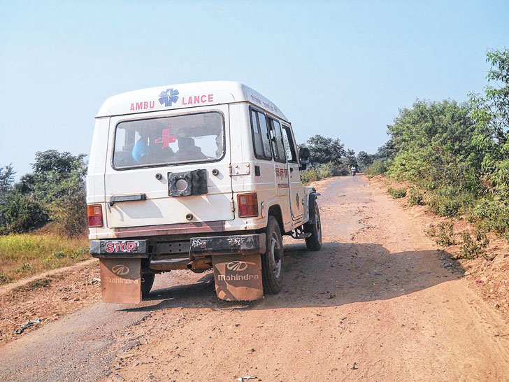 হিড়বাঁধে পাকা রাস্তায় মোরামের পট্টি উঠে গর্ত