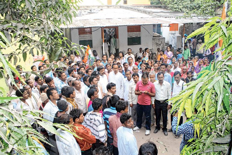 ‘আমরাই ব্রাত্য’, বিক্ষোভ তৃণমূল অফিসে