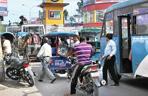 নিয়ন্ত্রণ নেই যান চলাচলে, ক্ষোভ