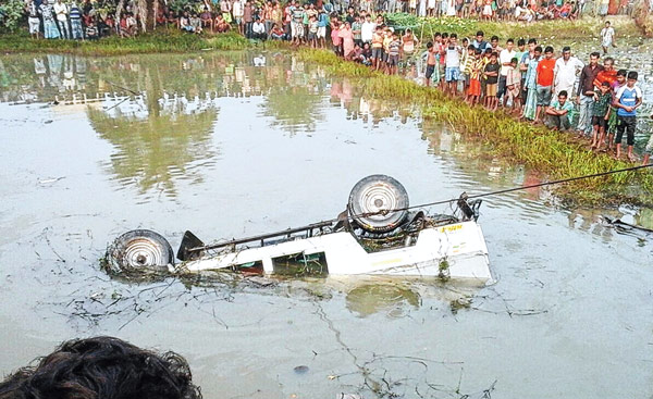 টোটো উল্টে মৃত একই পরিবারের তিন জন