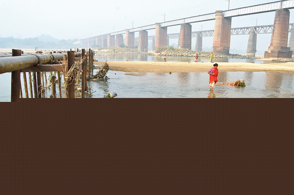 বিসর্জনে হাঁসফাঁস দামোদর