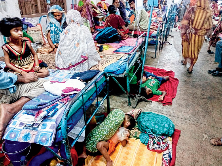 এখনও মেঝেতে শুয়ে কাতরায় শিশুরা